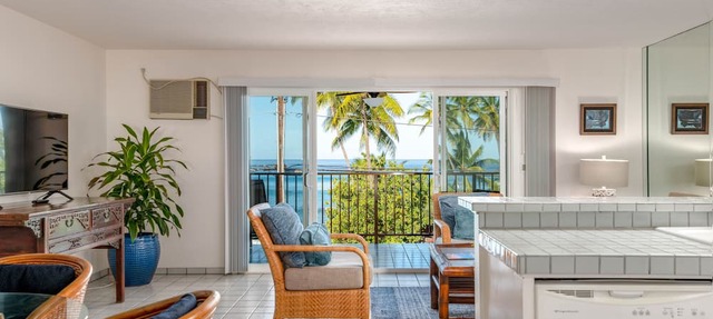 Tropical Paradise Awaits: Stunning Hawaii Condo with Ocean Views!
