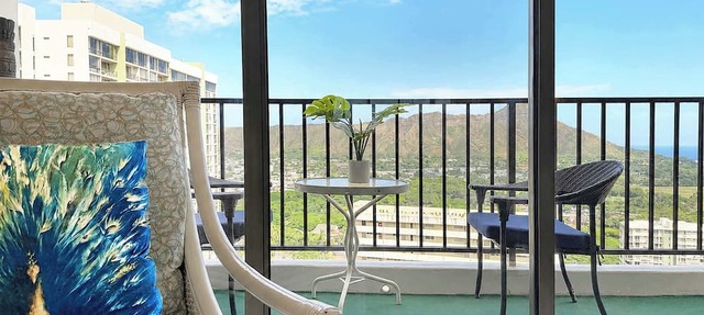 Ocean-view retreat w/lanai & free parking