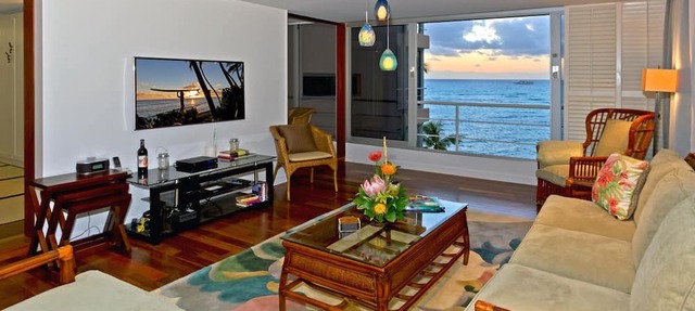 Executive Gold Coast Oceanfront Suite: Diamond Head Views, Amazing Seaside Pool