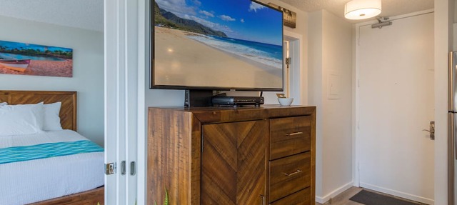 Waikiki Beach Ohana Suite - Ocean Views, block to beach, FREE PARKING!