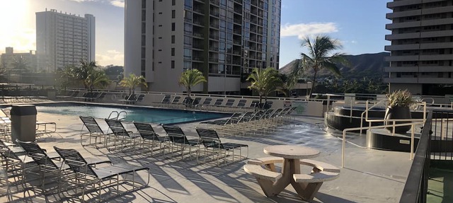 Waikiki Banyan OCEAN VIEW REMODELED - "Ohana Suite" , free parking, lots of amenities!
