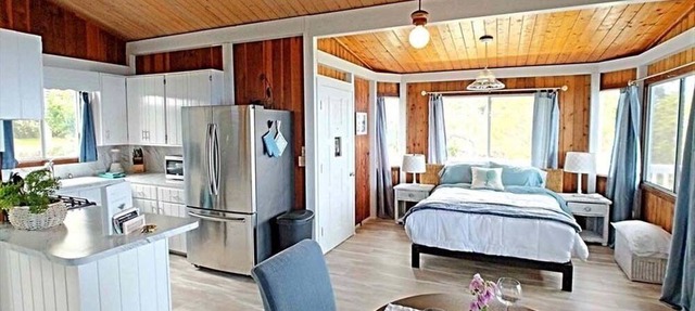 Ocean Views from Private Lanai 1 bed/1 bath Cottage on a 100% organic Farm!