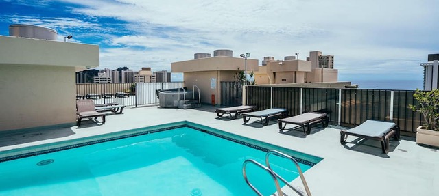 Fairway Villa in the Heart of Waikiki by the Beach w/Rooftop Pool & Amenities