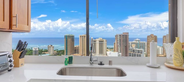 2bed/2bath Penthouse Ocean View.Recent Luxurious Renovation