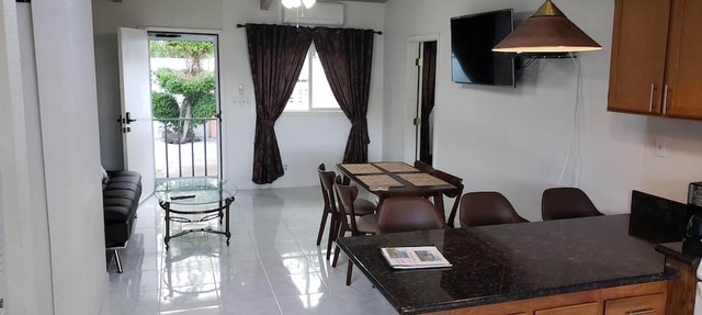 Kahala Valley 2Bed Cottage, Sleeps 6, Quiet backyard w/peekaboo views