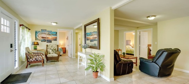 7 Mi to Waikiki: Airy Retreat Near Shops & Eats!