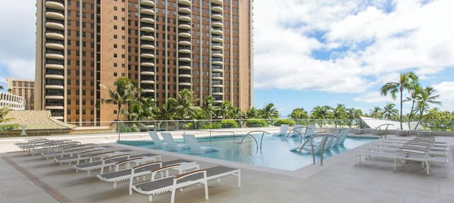 Perfect Location In Waikiki, Near Beach, Shopping, and Dining!