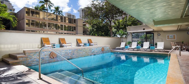 Budget Friendly, Spacious Suite, Full Kitchenette & Lanai - Near Waikiki Beach!