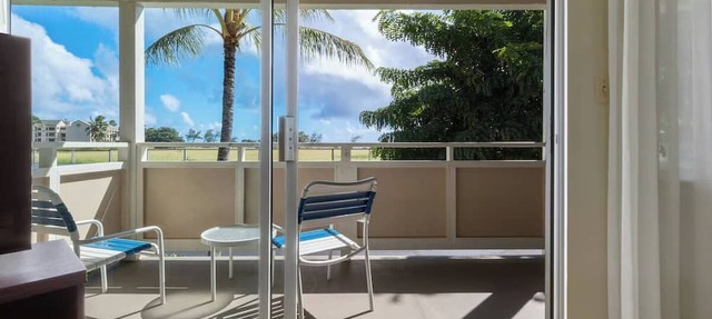 Spacious Unit with Full Kitchen, Free Parking, Outdoor Swimming Pool!