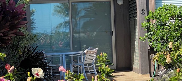 Secluded , cozy poolside getaway. Ocean views, near black sand beach & turtles.