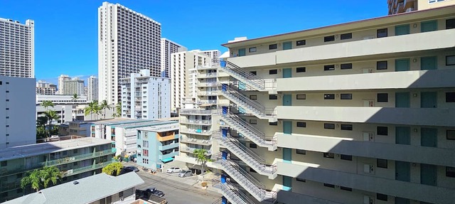 WG 705 —Cozy Queen-Bed studio steps to Waikiki Beach & Zoo w/AC, Pool, & Kitchen