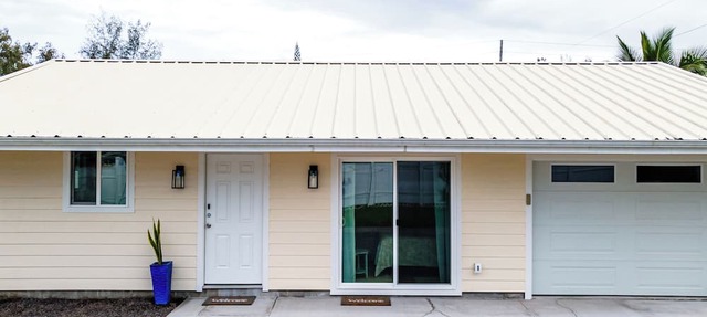 Sunrise Ohana- 2-bedroom in beautiful Keaau w/AC & Laundry! 1 block to ocean!