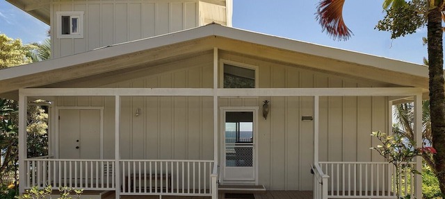Elegant Oceanfront 2BR Home. Vast Panoramic Views, Steps to Kehena Beach. A/C.
