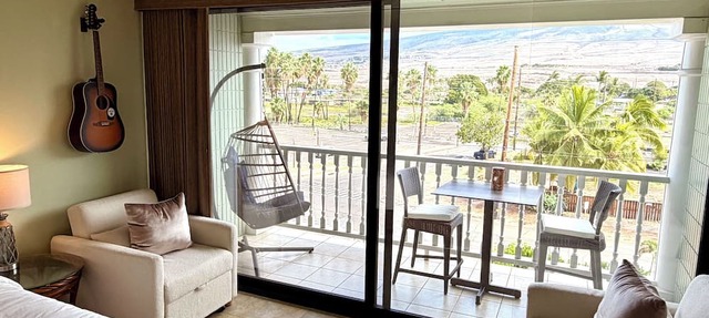 Guest Favorite: Beachfront Studio Turtles, Monk Seals, Surf & Mountain View