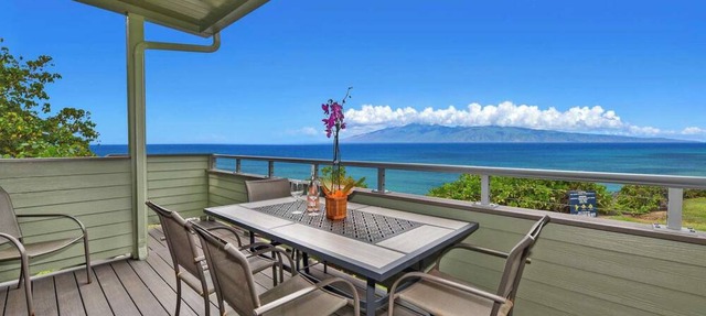 Two Oceanfront units in Kahana - Sleeps 17 in total. Perfect for big groups!