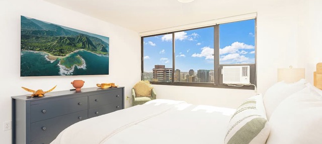 2BR Ocean View Condo at The Windsor Waikiki Near the Beach