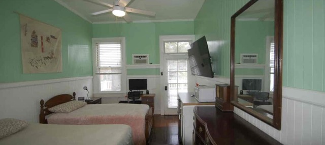 Hale Naalehu LLC Bed & Breakfast