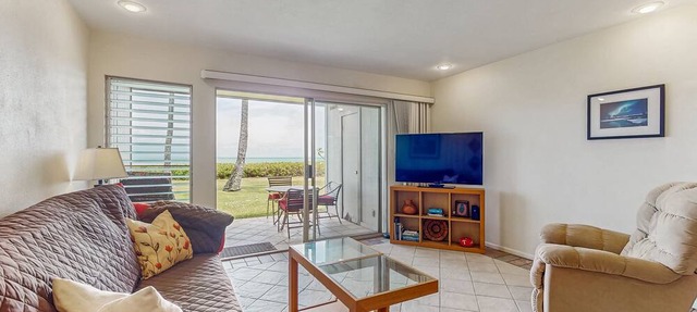Charming 1st floor oceanfront condo with shared pool, tennis courts & W/D