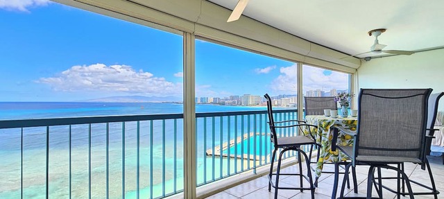 Charming Beachfront King Bedroom condo in Honolulu