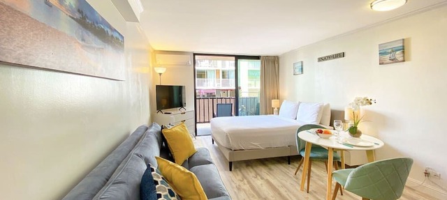 Studio in the HEART of Waikiki! Steps to the BEACH with Full Kitchenette