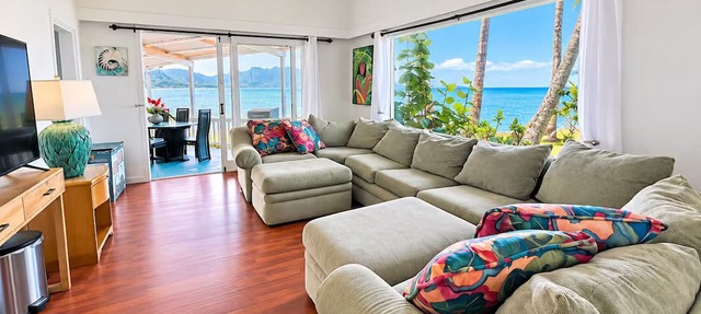 Kaneohe Bay 2BR - Oceanfront Pier & Kayaks - Wi-Fi