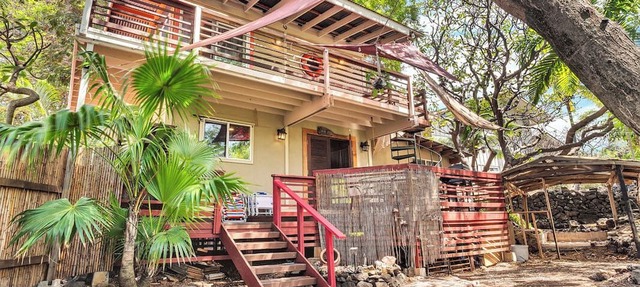 Tree house style 2-bedroom cabin in tranquil Kona getaway steps from Magic Sands