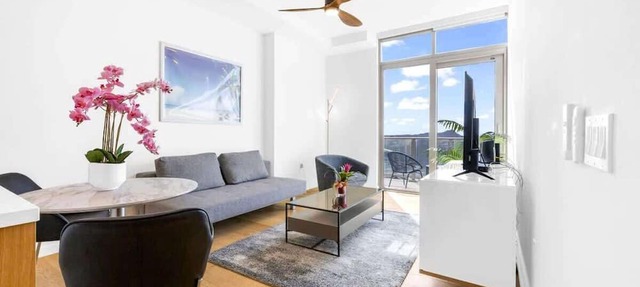 New Condo @ SKY! Penthouse with Spectacular Views!