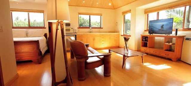 Suite on North Shore property. Walk to beach & town!