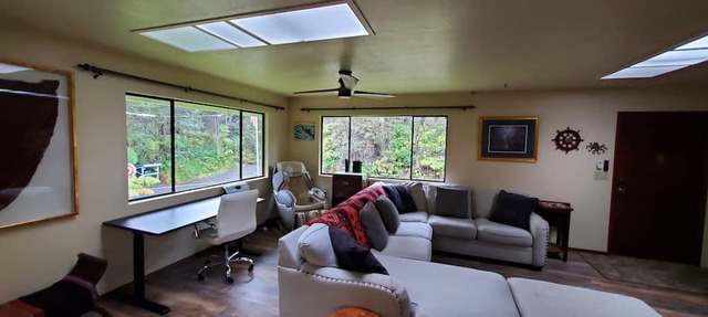 Experience Tranquility in a Spacious 3-Bedroom Surrounded by Hawaiian Forest