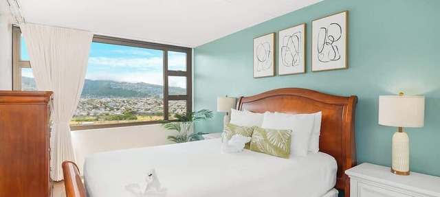 Waikiki condo w/private lanai, views & beach gear