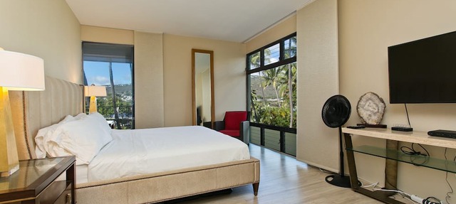 Fabulous, Renovated Large 3BR Condo on Kahala Beach