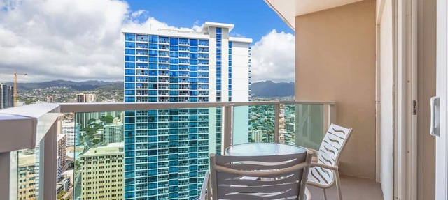 Ala Moana Condo by Zelloo