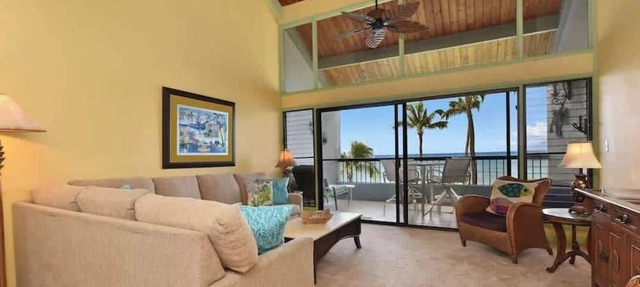 Updated Top floor 2 bedroom condo, Oceanfront, private beach, walkable area