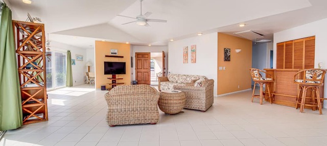 Oceanfront Keaau Gem: Ocean & Sunrise Views, Pool