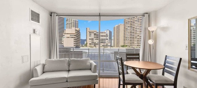 Lovely Waikiki studio mins from the beach