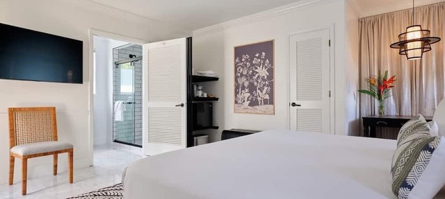 Elegant Puakenikeni Suite- Historic & Ground Floor