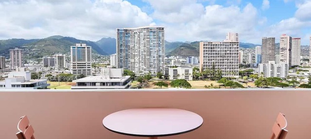 The Ambassador of Waikiki | City View with Two Queens | Pet-Friendly