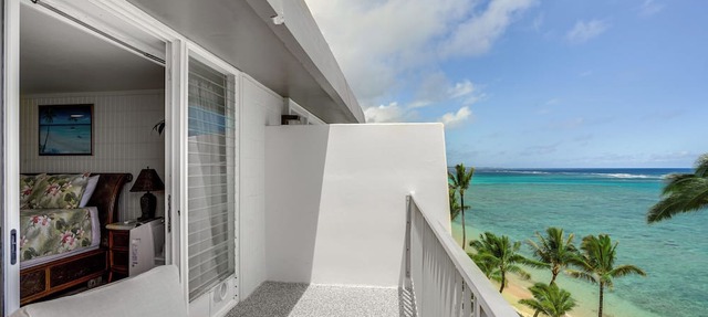 Beachfront Penthouse w/3 Lanais on O’ahu!