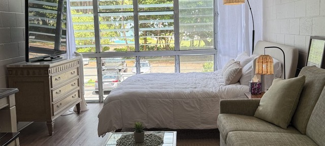 Steps to the ocean: Beachfront King Bed WiFi + Parking