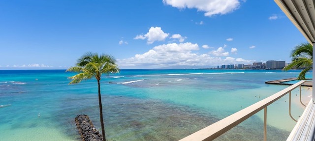 Kaimana Surf Luxe by Gather: Beachfront 1BR w/A/C, Views & Dining