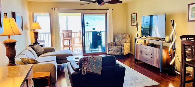 Oceanfront Top Floor Molokai Condo! Lush East End Location!