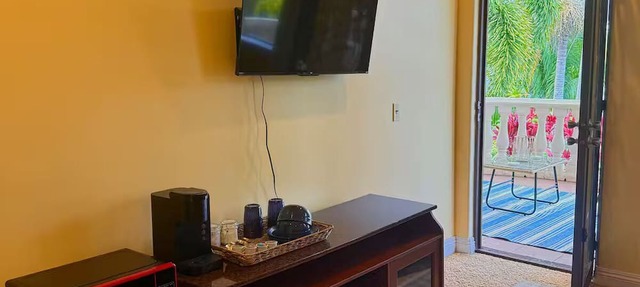 Tropical 1BR Hideaway w/Balcony near surf Beaches