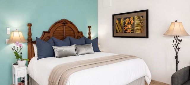 Hanalei Hideaway-Oceanfront, Mtn & Waterfall Views, Top Floor, No Stairs