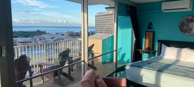 The Jetsons Sunset Penthouse - Iconic Birds Nest - Urban Retreat Honolulu