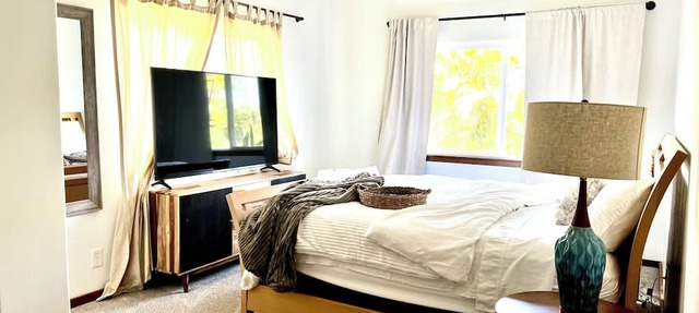 Charming 2-bedroom house in peaceful Keaau with WiFi, AC