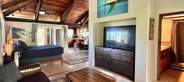 Charming 1-bedroom loft in wonderful Hana town walking distance to beach.