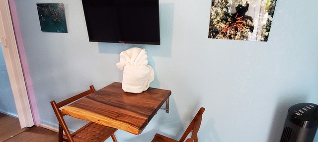 Budget Downtown Studio C w/European Twin Bunk Beds, AC, WIFI & free Streamers!