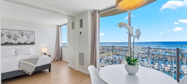 *Oceanfront Renovated Getaway in Waikiki