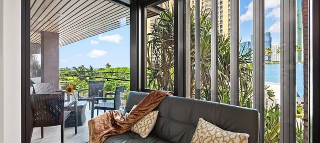 Park Lane Getaway by Gather: Spacious 2BR w/Ocean view Lanai & Resort Amenities