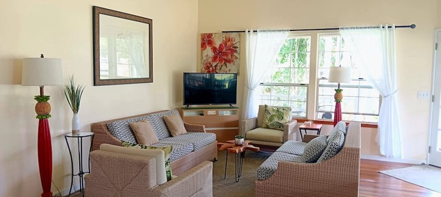 North Shore's Top location~3 bedroom house w/loft, waterfall views
